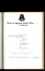 La signature d'Édith Piaf dans le livre d'or de la ville Photo Ville de Québec via La Presse.